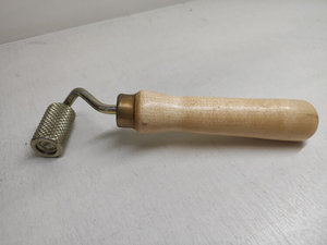Ролик-раскатка L35мм. диам.21 мм (валик-прикаточный изогнутый, с дерев.ручкой, для STP)												